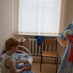 Дед Мороз и Снегурочка в детской больнице 2