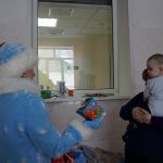 Дед Мороз и Снегурочка в детской больнице 0