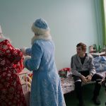Дед Мороз и Снегурочка в детской больнице 4