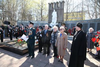Возложение венков на могилах воинов