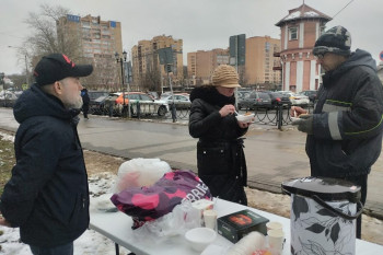 Сестричество при Пантелеимоновском храме в Дмитрове организовало раздачу горячего обеда для нуждающи Сестричество при Пантелеимоновском храме в Дмитрове организовало раздачу горячего обеда для нуждающи