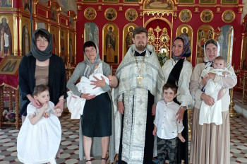 Крещение детей из семейно-реабилитационного центра &laquo;Дмитровский&raquo; в Богородицерождественском храме с.