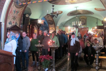 Визит паломников с ограниченными возможностями в Алексиевский храм дер. Середниково Визит паломников с ограниченными возможностями в Алексиевский храм дер. Середниково