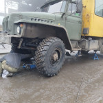 Замена шин на грузовом автомобиле "Урал" в зоне Специальной военной операции 5 Замена шин на грузовом автомобиле "Урал" в зоне Специальной военной операции 5